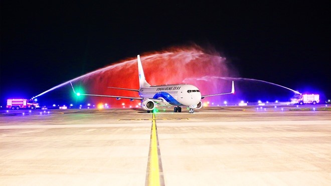 云屯航空港迎接首个国际航班。（图片来源：青年报）