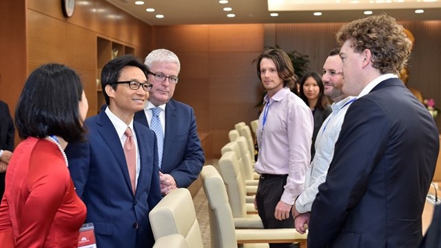 武德儋副总理同越澳年轻领导者论坛成员交谈。（图片来源：越通社）
