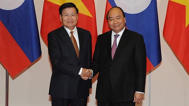 越南政府总理阮春福会见老挝总理通伦·西苏里。（陈海 摄）
