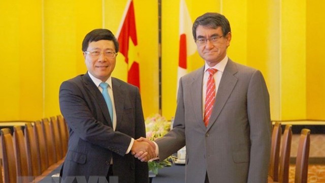 越南政府副总理兼外交部长范平明和日本外相河野太郎。（图片来源：越通社）