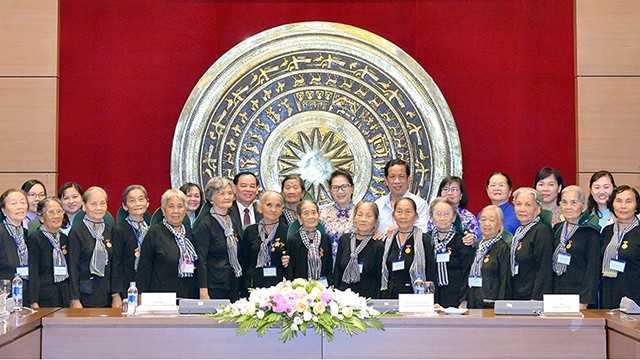 越南国会主席阮氏金银会见槟椥省“长发军”代表团。