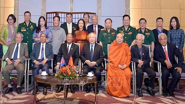 柬埔寨国会主席韩桑林同越柬友好协会成员合影。（图片来源：越通社）