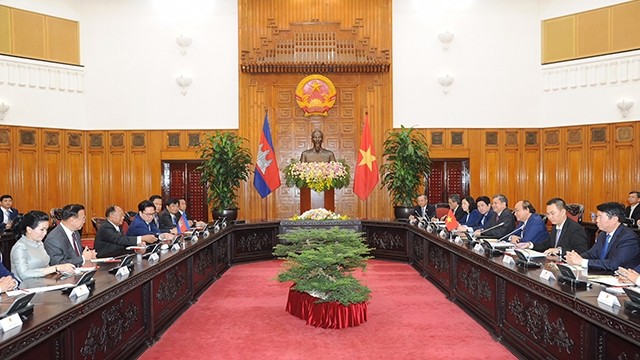 越南政府总理阮春福会见柬埔寨王国国会主席韩桑林。（陈海 摄）