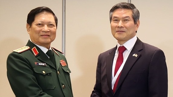 吴春历部长会见韩国国防部长郑景斗。（图片来源：人民军队报）