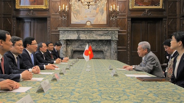越南政府副总理兼外交部长范平明会见和日本参议院议长伊达忠一。（图片来源：VOV）