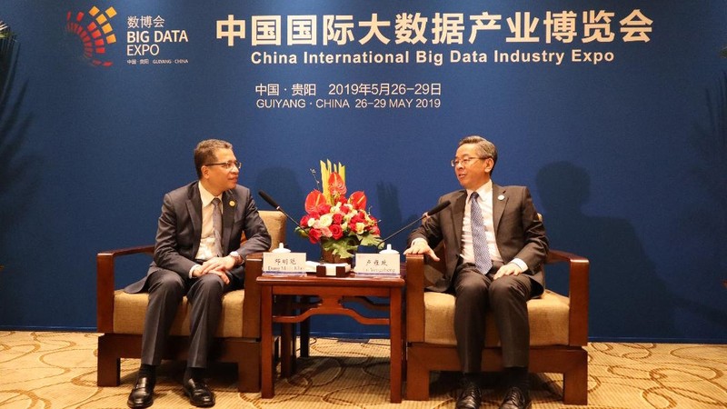 邓明魁大使会见贵州省副省长卢雍政。