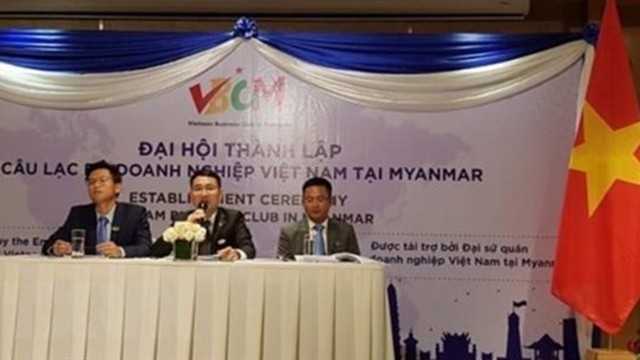 缅甸越南企业俱乐部成立大会主席团。（图片来源：越通社）