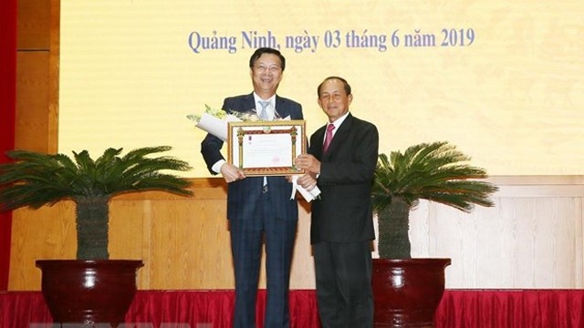广宁省省委书记、省人民议会主席阮文读荣获老挝国家主席的勋章。（图片来源：越通社）