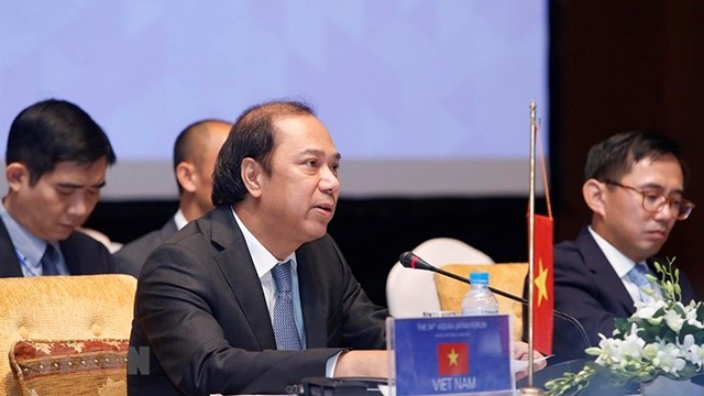 越南外交部副部长阮国勇共同主持论坛。（图片来源：越通社）