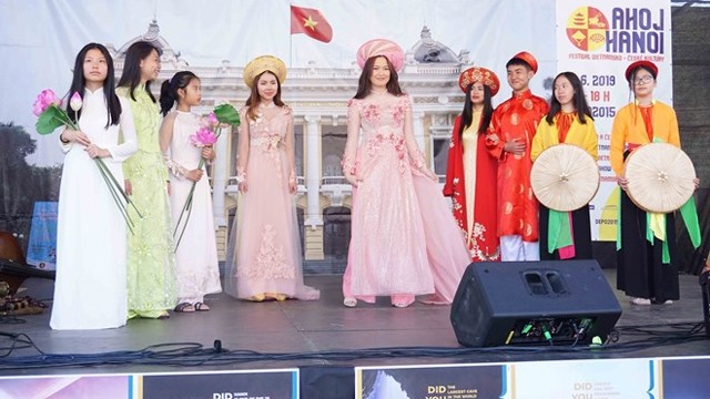 越南传统服装秀。