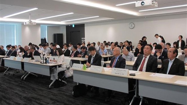 许多日本企业代表参加会议。