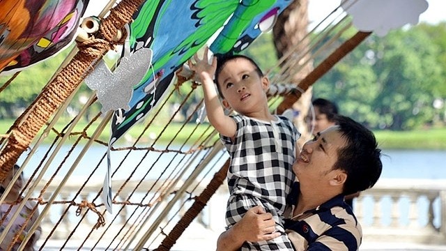 人们前来参加2019年顺化风筝节。（图片来源：人民报网）