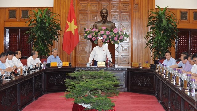阮春福总理在会上讲话。（陈海 摄）