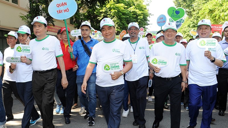 阮春福总理同各位代表巡行呼吁社会共同携手防止塑料废物。