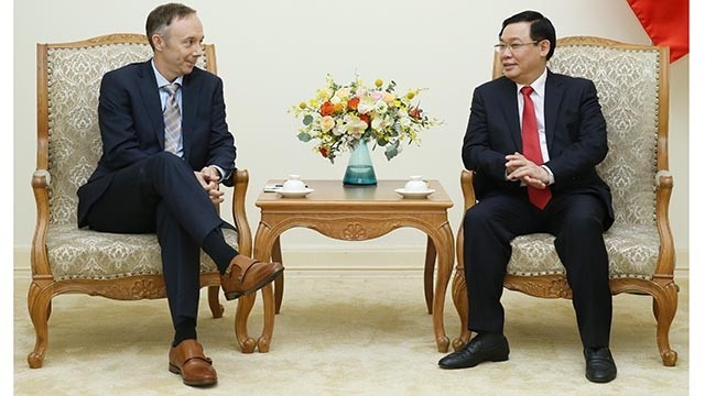 越南政府副总理王廷惠会见美国耐克公司副总裁克里斯-赫尔泽尔。（图片来源：VGP）