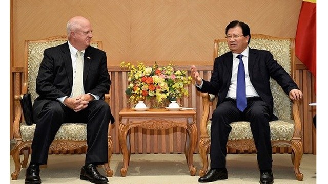 越南政府副总理郑廷勇会见美国哈尼斯品牌服装公司副总裁。（图片来源：越通社）