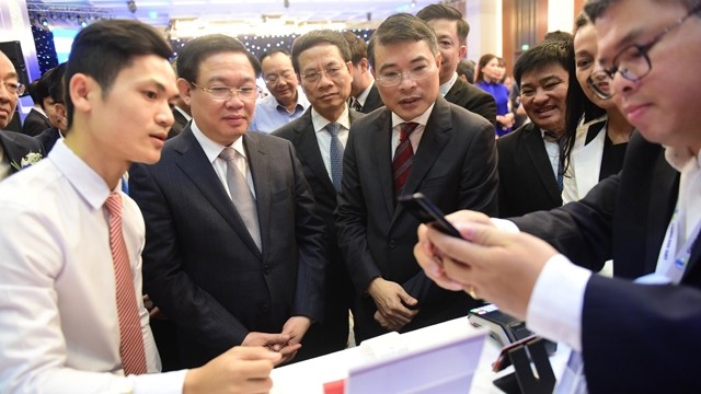 王廷惠副总理听取对无现金支付工具的介绍。