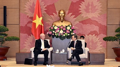国会副主席冯国显会见杰瑞•库克副总裁。（图片来源：人民代表报）