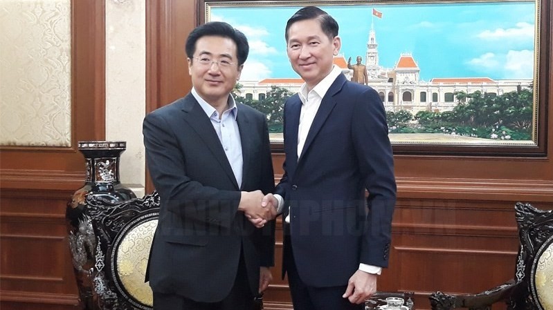 胡志明市人委会副主席陈永线会见了韩国国会预算财政委员会委员长李钟训。