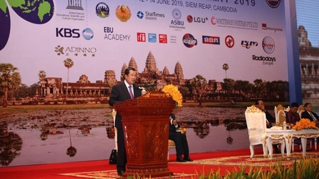 柬埔寨首相洪森在会议上发表讲话。（图片来源：越通社）