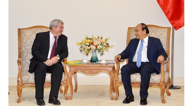 越南政府总理阮春福会见捷克众议院副议长沃伊杰赫•菲利普。（陈海 摄）
