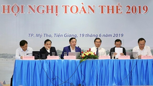 陈红河部长（左三）出席会议。