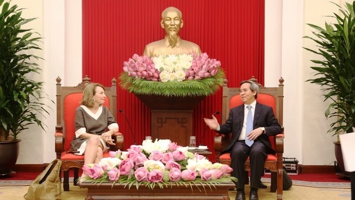 阮文平部长和越南企业论坛联合主席弗吉尼亚•福特。