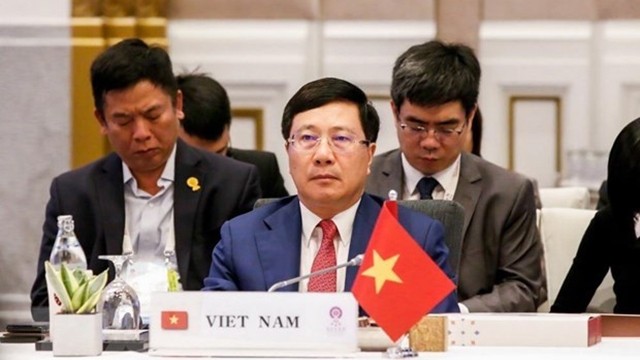 越南政府副总理兼外长范平明出席会议。（图片来源：越通社）