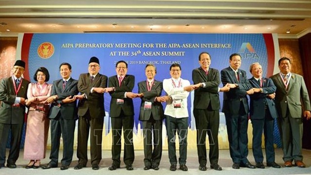 越南国会副主席汪周刘和各国议会领导合影。