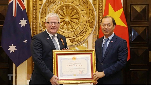 澳大利亚驻越大使克雷格•奇蒂克荣获越南社会主义共和国的友谊勋章。
