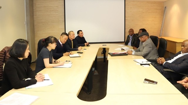 越南工贸部贸促局代表团与南非工贸部代表举行工作会议。（图片来源：越通社）