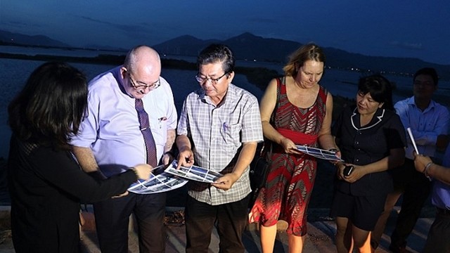 比利时驻越南大使保罗·詹森走访外桥水渠工程项目。（图片来源：工贸报）
