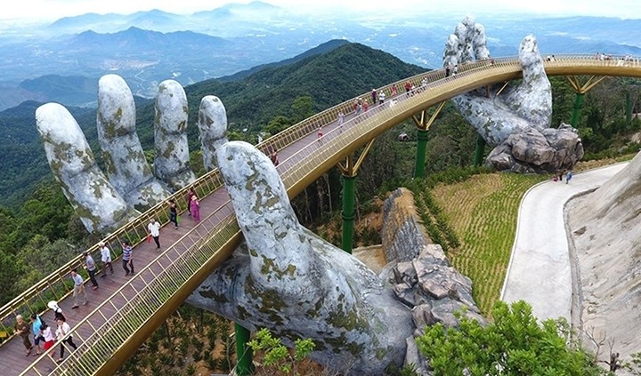 岘港市“佛手”金桥。