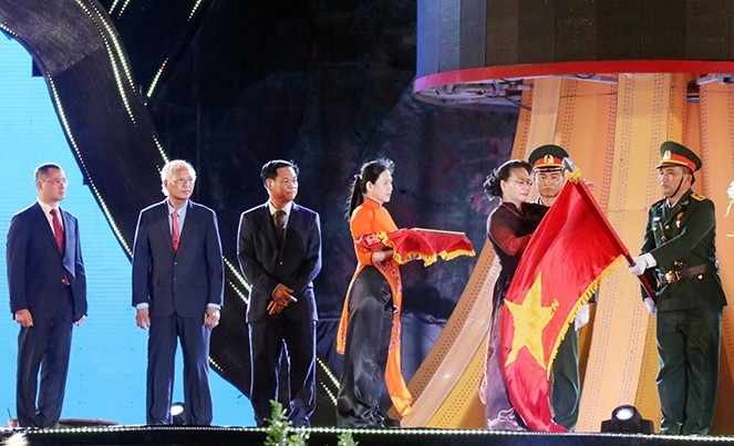 国会主席阮氏金银向富安省政府和人民授予一级独立勋章。