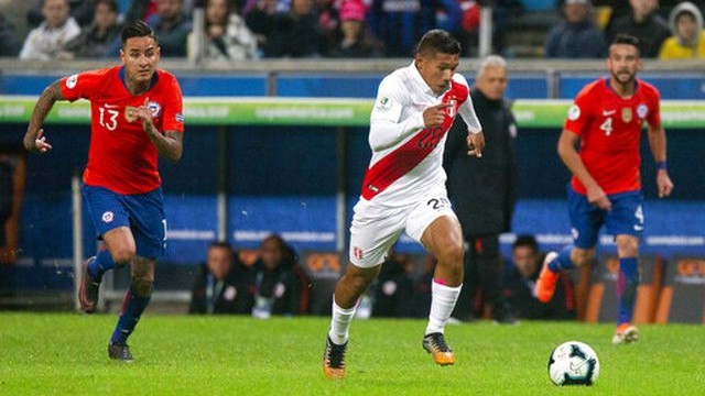 秘鲁队（白衫）击败智利队晋级决赛战巴西队。