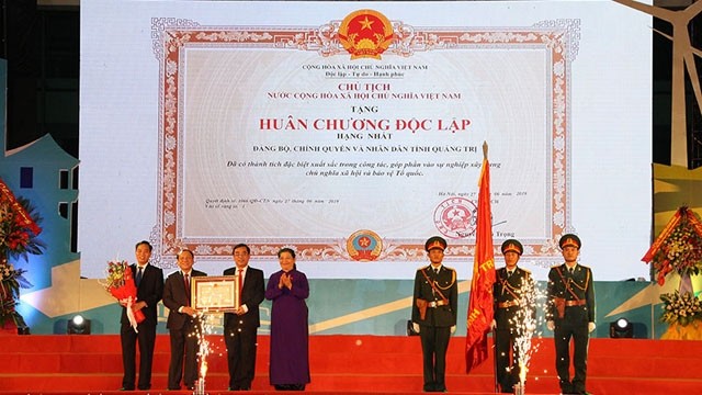 越南国会常务副主席丛氏放出席广治省重建30周年纪念典礼。