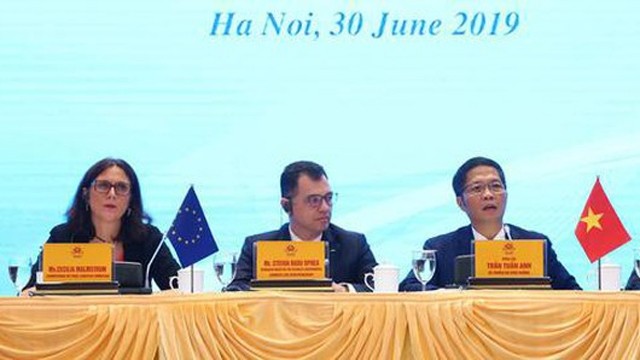 陈俊英部长在新闻发布会上回答记者提问。