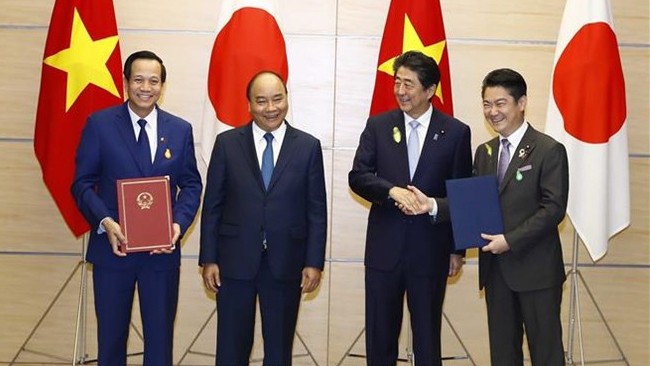 阮春福总理和安倍晋三首相见证备忘录签字仪式。（图片来源：越通社）