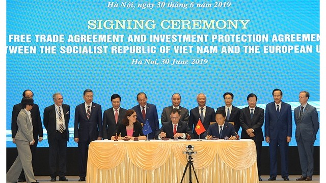 越南工贸部陈俊英同欧盟贸易专员马姆斯特罗姆签署《越南与欧盟自由贸易协定》。（陈海 摄）