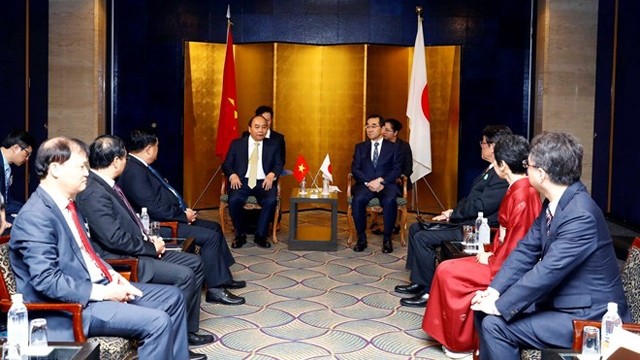 越南政府总理阮春福与日本领先企业领导代表举行座谈会。（图片来源：越通社）