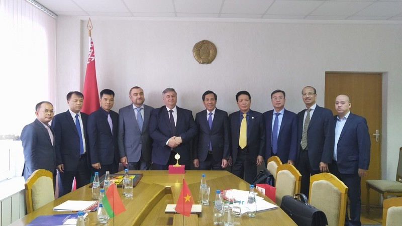 越南中央对外信息工作指导委员会代表与白俄罗斯信息部部长合影。（图片来源：越通社）