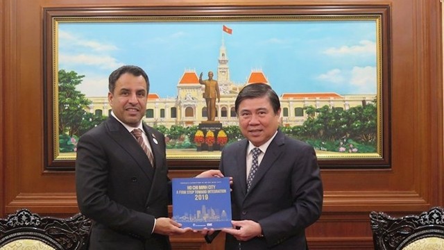 胡志明市人民委员会主席阮城峰（右）与阿拉伯联合酋长国驻越南大使奥贝德•阿尔•扎希里。