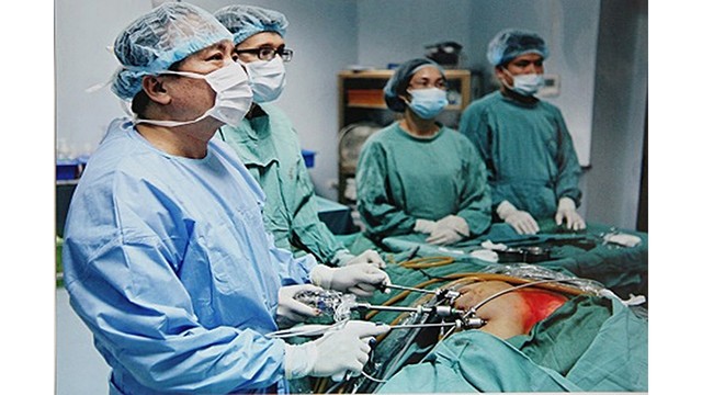 梁医生（左）在进行甲状腺内窥镜手术中。（图片来源：年轻人报）