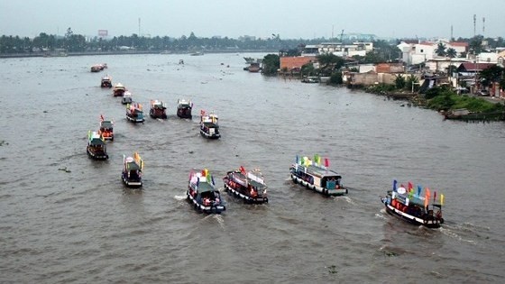 芹苴市举行丐冷水上集市旅游节。
