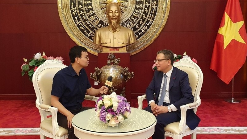 越南驻华大使邓明魁接受本报记者采访。