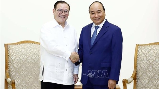 越南政府总理阮春福会见菲律宾外交部长特奥多罗•洛钦。（图片来源：越通社）