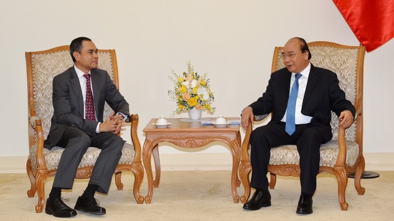阮春福总理会见马来西亚驻越南大使扎姆鲁尼•哈立德。（陈海 摄）