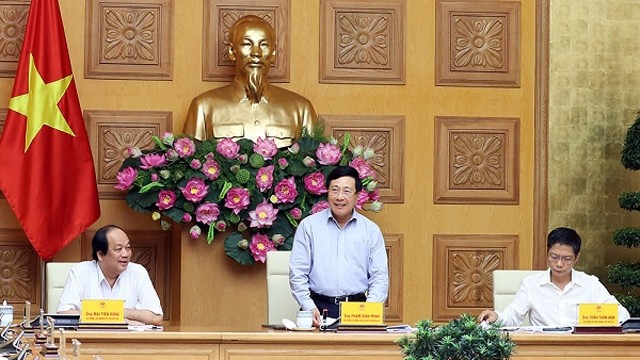 越南政府副总理范平明主持会议。（图片来源：越通社）