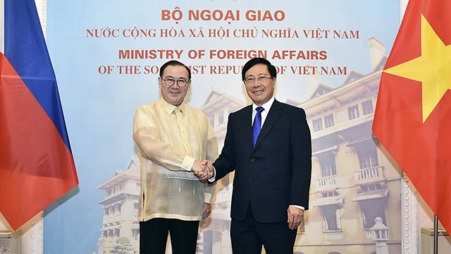 政府副总理兼外交部长范平明同菲律宾外交部长特奥多罗•洛钦举行会谈。（图片来源：VGP）
