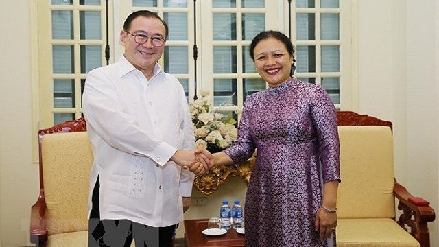 越南友好组织联合会主席阮芳俄会见菲律宾外长特奥多罗•洛钦。